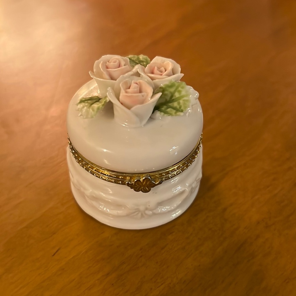 Porcelain rose pillbox